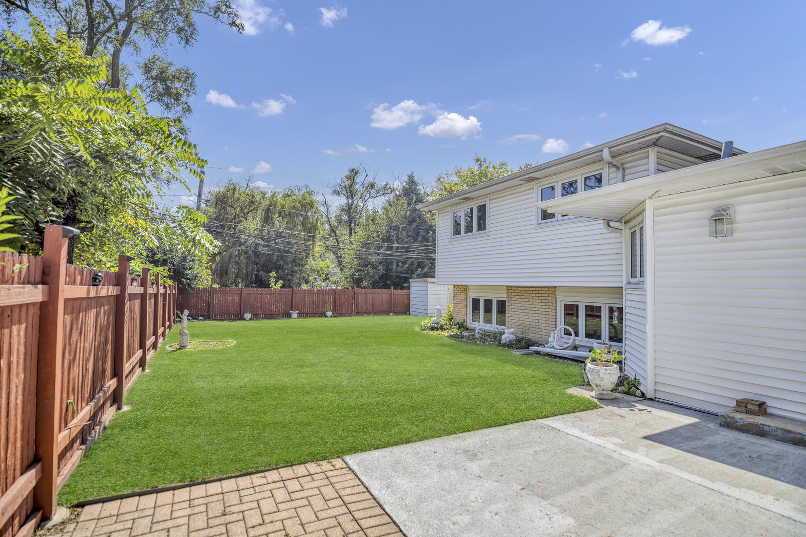 615 CORDIAL Drive, Des Plaines, IL 60018