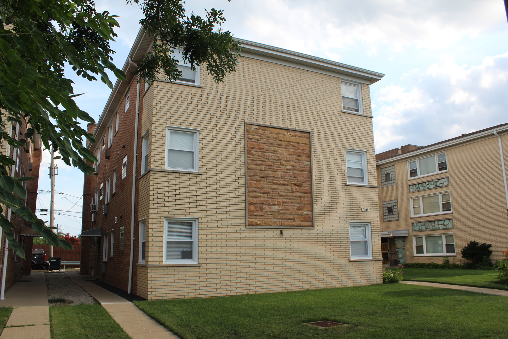 7649 W Irving Park Road, Chicago, IL 60634