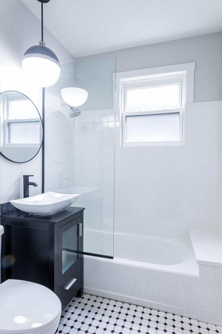 5942 W Eastwood Avenue, Chicago, IL 60630