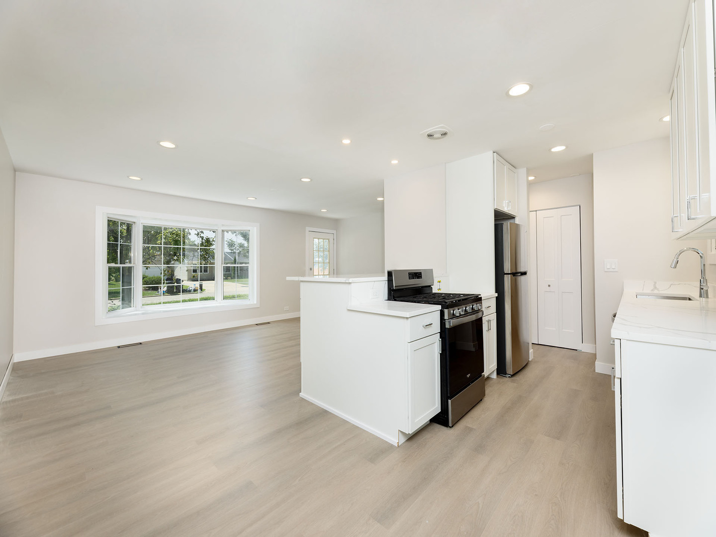 261 Arrowhead Trail, Carol Stream, IL 60188