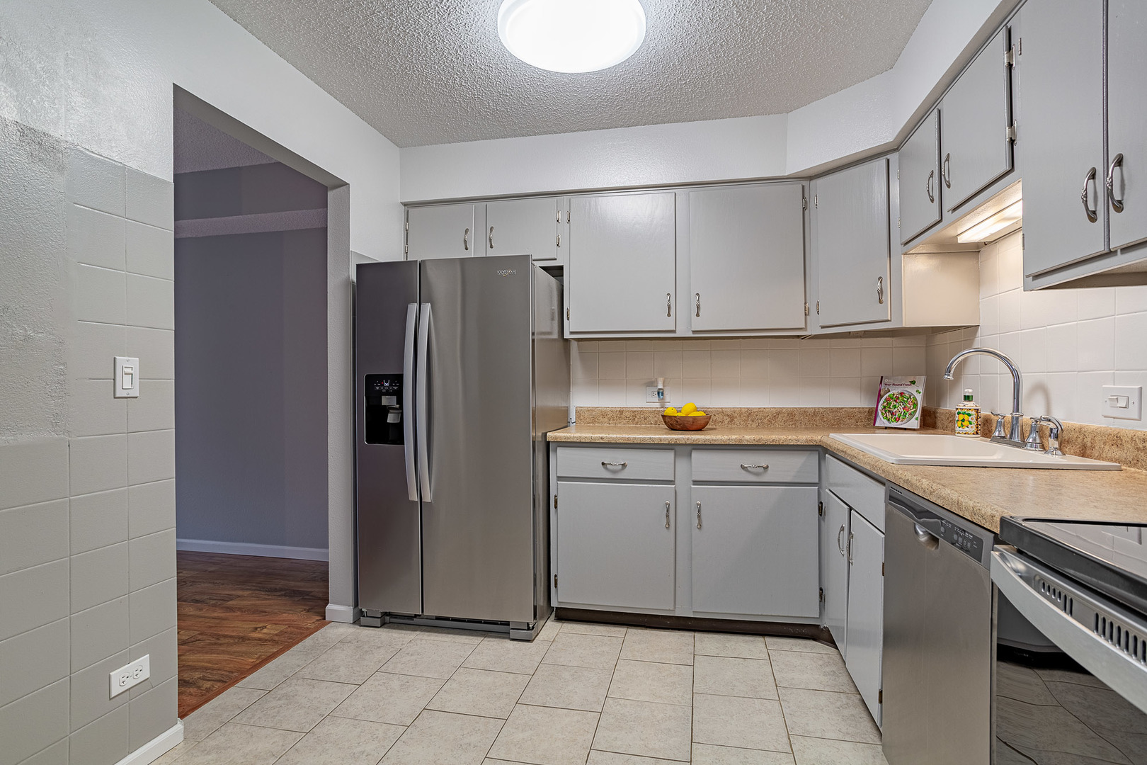 520 BIESTERFIELD Road #E220, Elk Grove Village, IL 60007