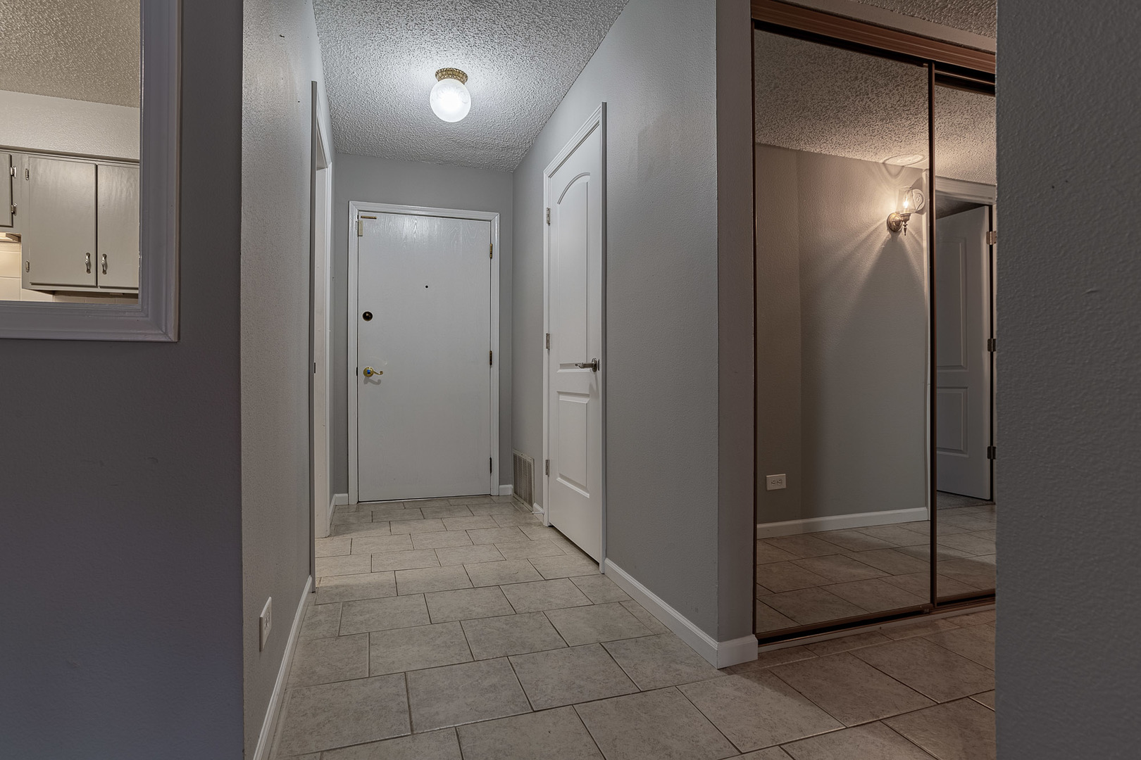 520 BIESTERFIELD Road #E220, Elk Grove Village, IL 60007