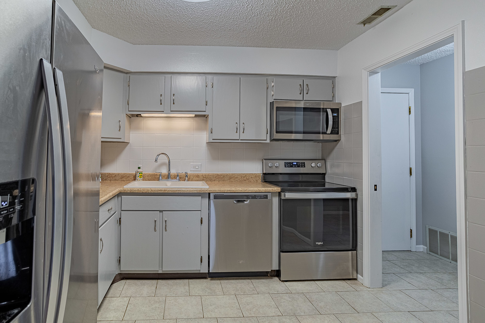520 BIESTERFIELD Road #E220, Elk Grove Village, IL 60007