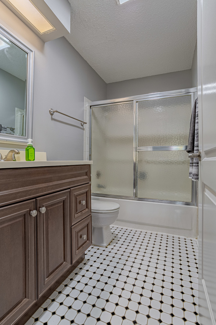 520 BIESTERFIELD Road #E220, Elk Grove Village, IL 60007