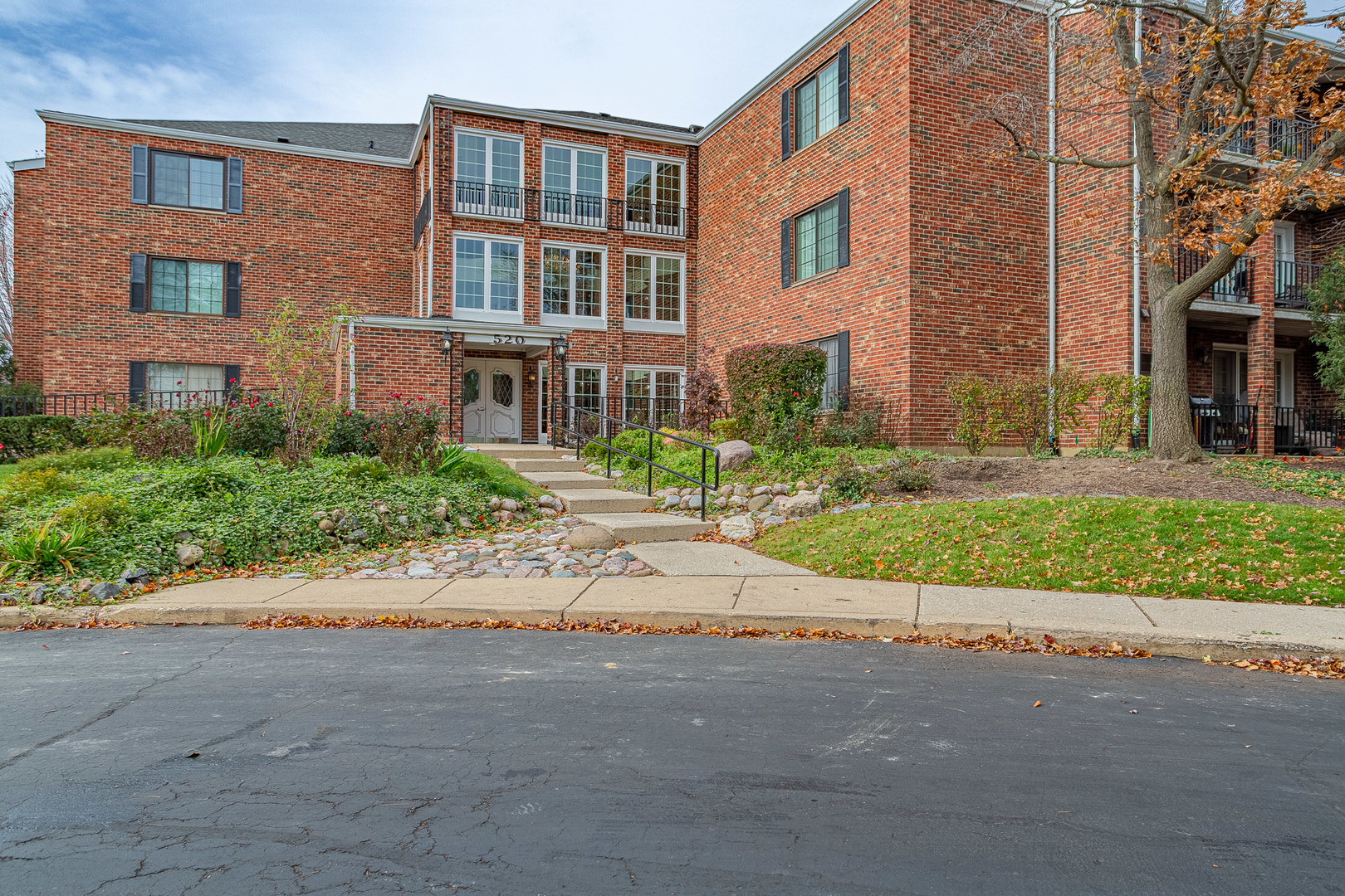 520 BIESTERFIELD Road #E220, Elk Grove Village, IL 60007