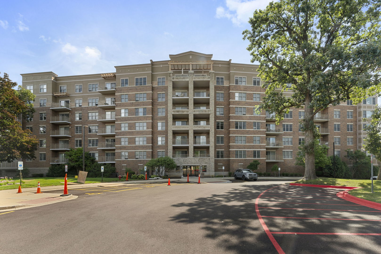 125 Lakeview Drive #406, Bloomingdale, IL 60108