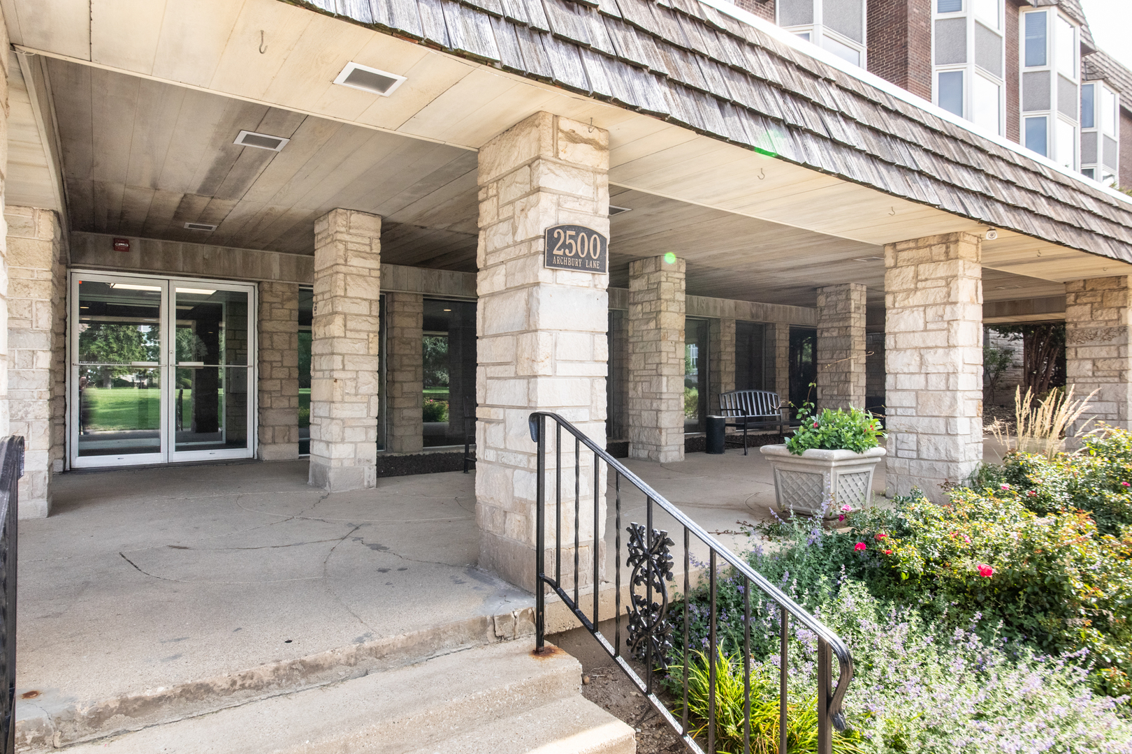 2500 Archbury Lane #2D, Park Ridge, IL 60068
