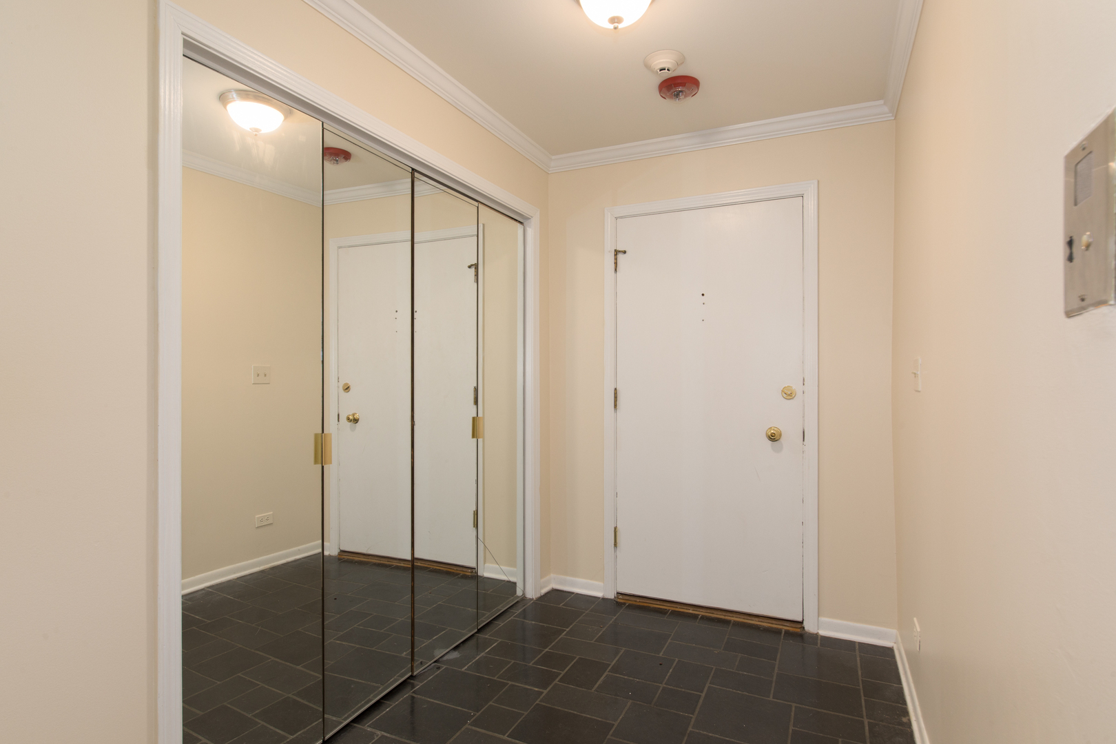 2500 Archbury Lane #2D, Park Ridge, IL 60068