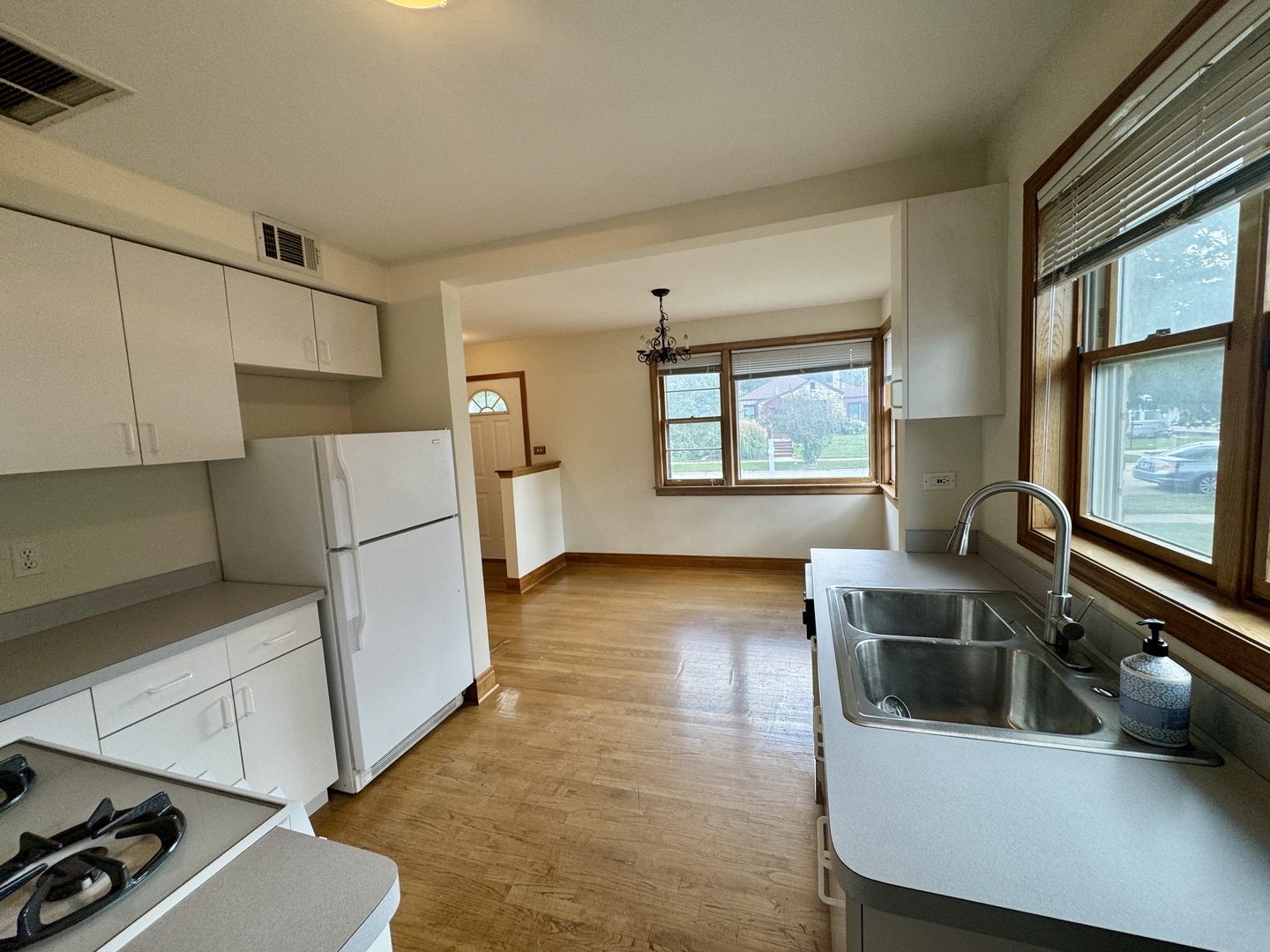 52 N 6th Avenue, Des Plaines, IL 60016