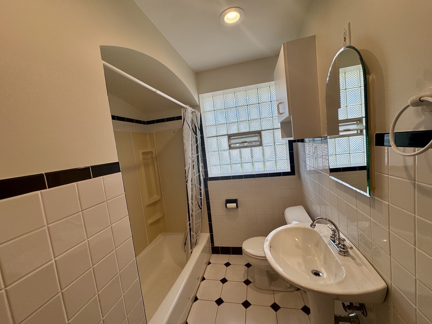 52 N 6th Avenue, Des Plaines, IL 60016