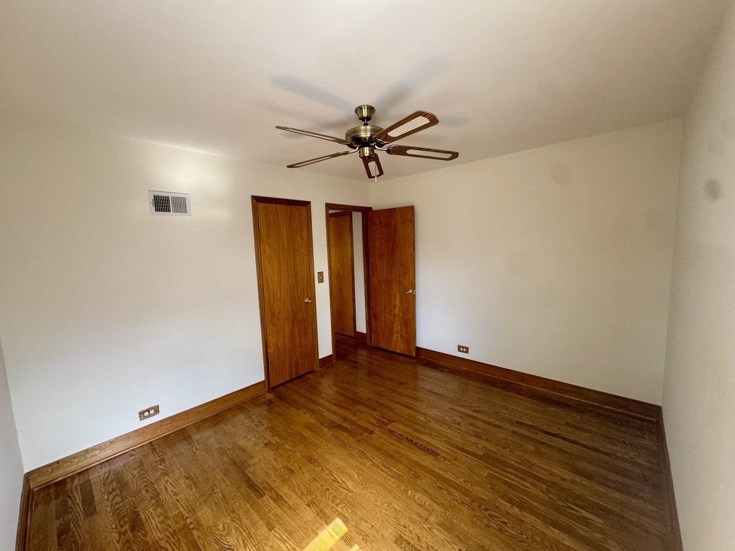 52 N 6th Avenue, Des Plaines, IL 60016