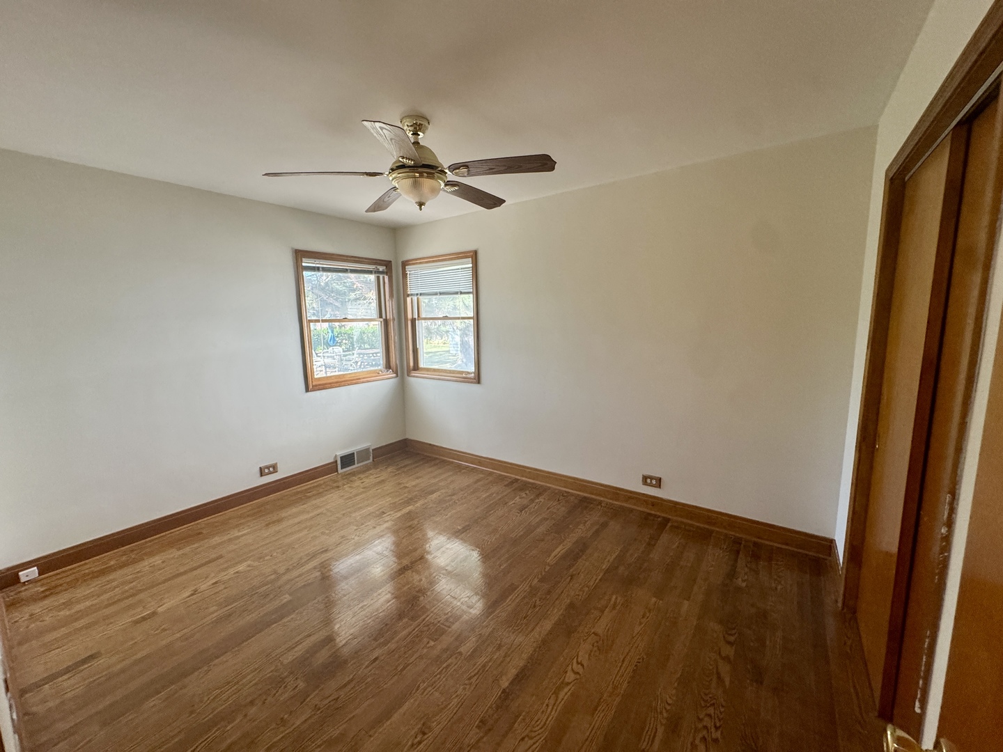 52 N 6th Avenue, Des Plaines, IL 60016