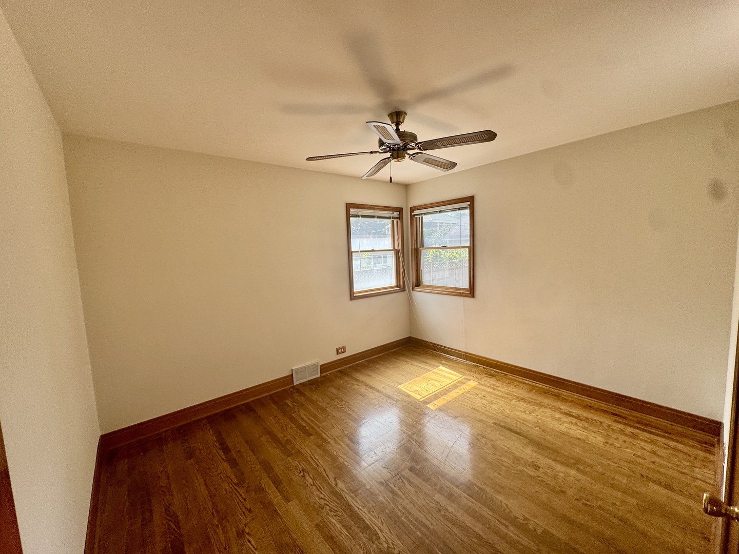 52 N 6th Avenue, Des Plaines, IL 60016