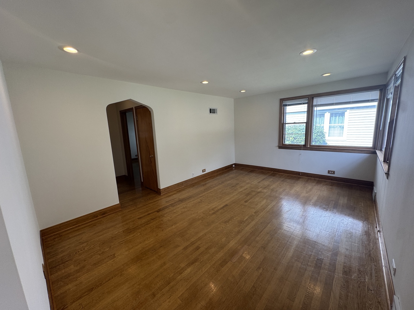 52 N 6th Avenue, Des Plaines, IL 60016