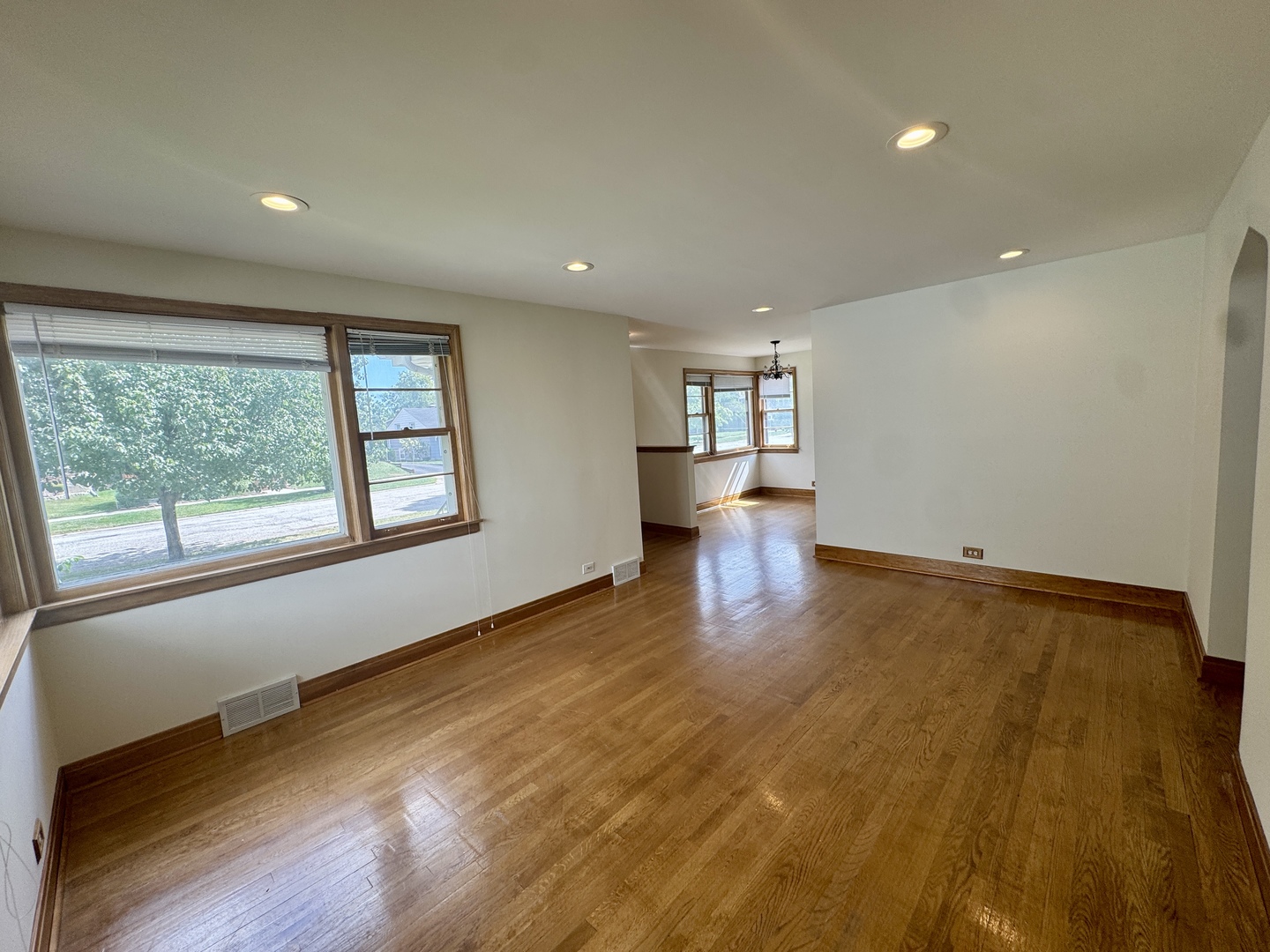 52 N 6th Avenue, Des Plaines, IL 60016