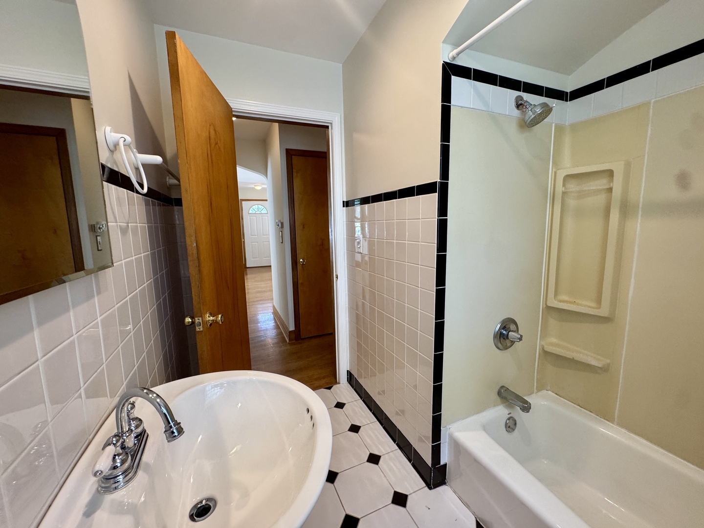 52 N 6th Avenue, Des Plaines, IL 60016