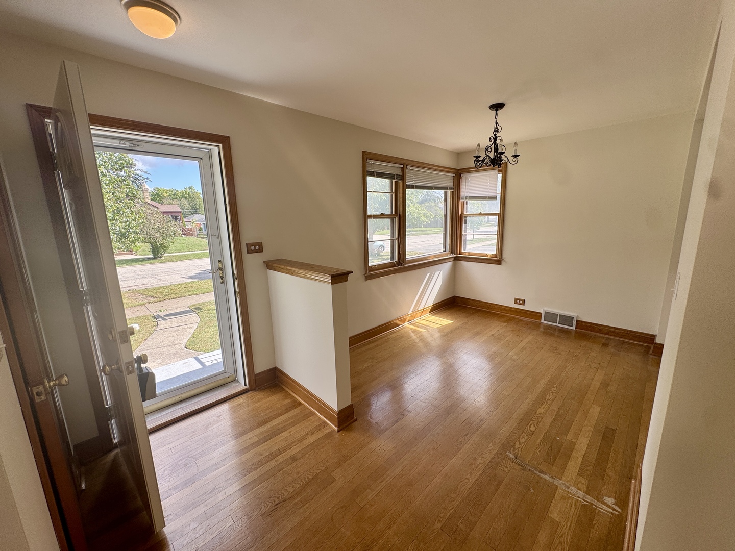 52 N 6th Avenue, Des Plaines, IL 60016