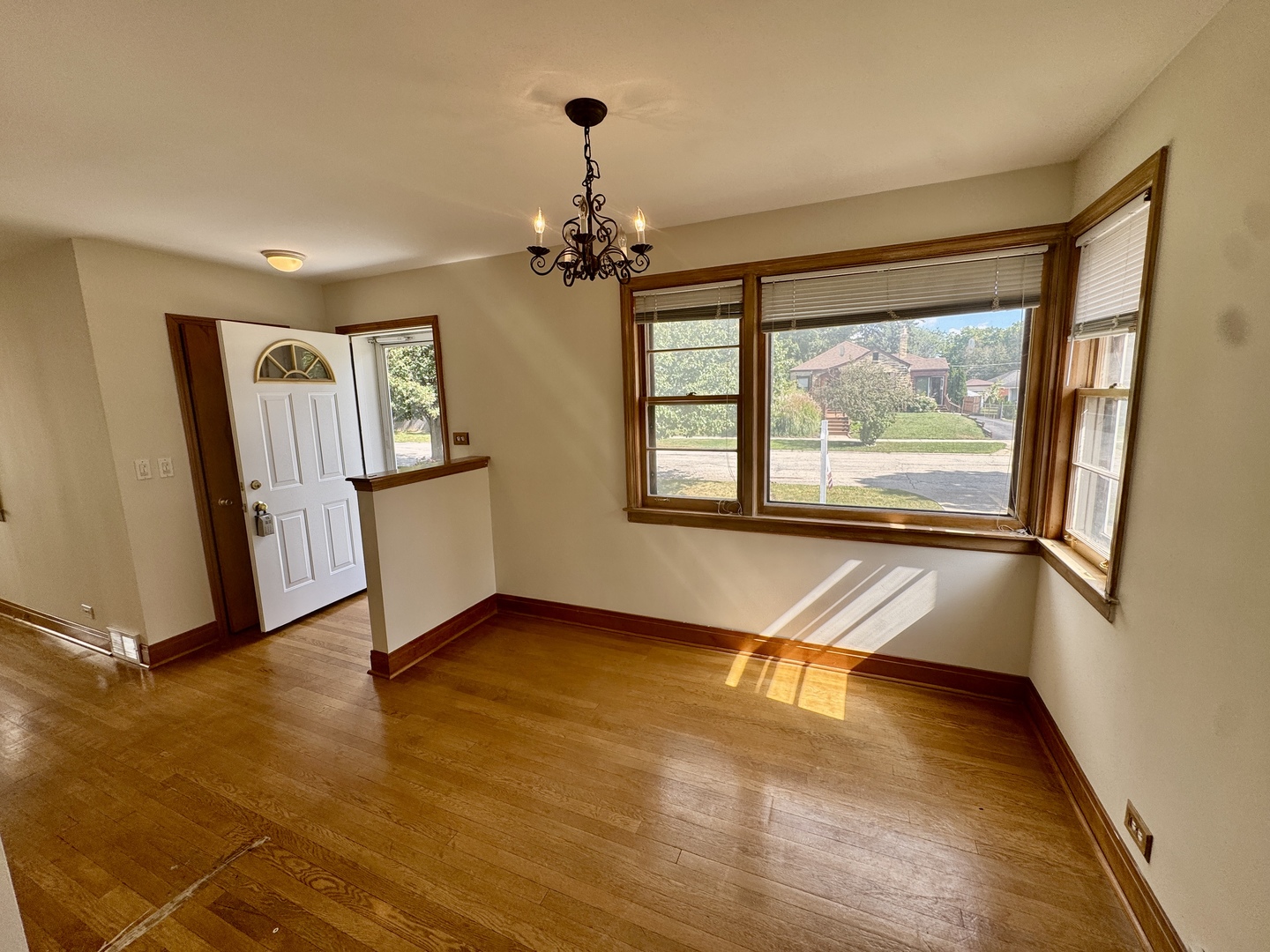 52 N 6th Avenue, Des Plaines, IL 60016