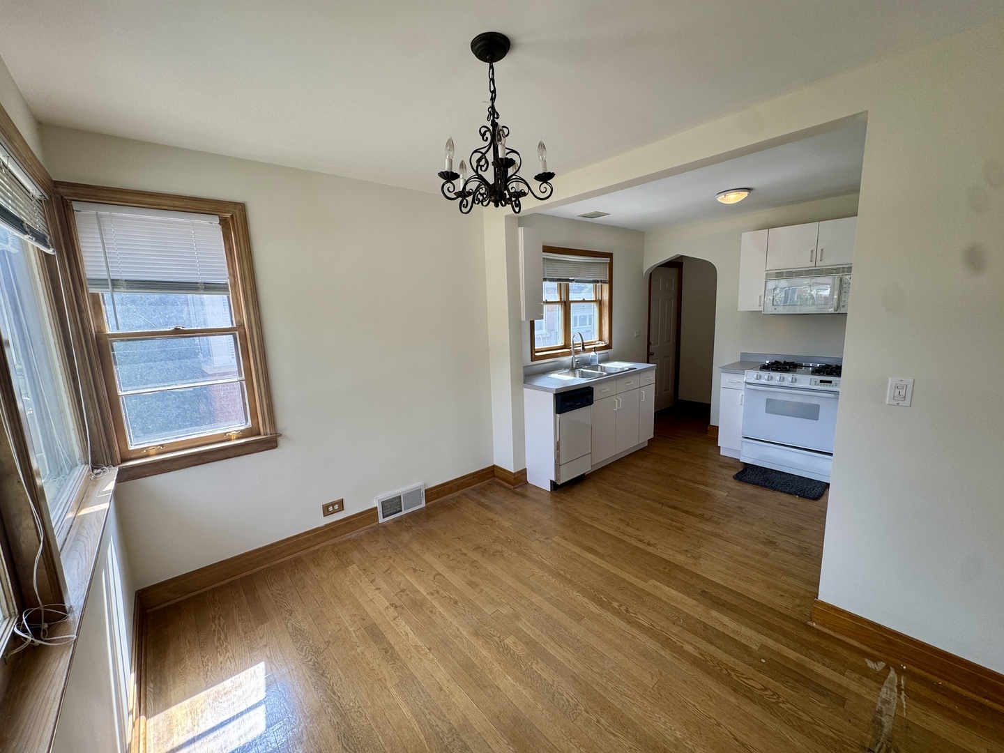 52 N 6th Avenue, Des Plaines, IL 60016