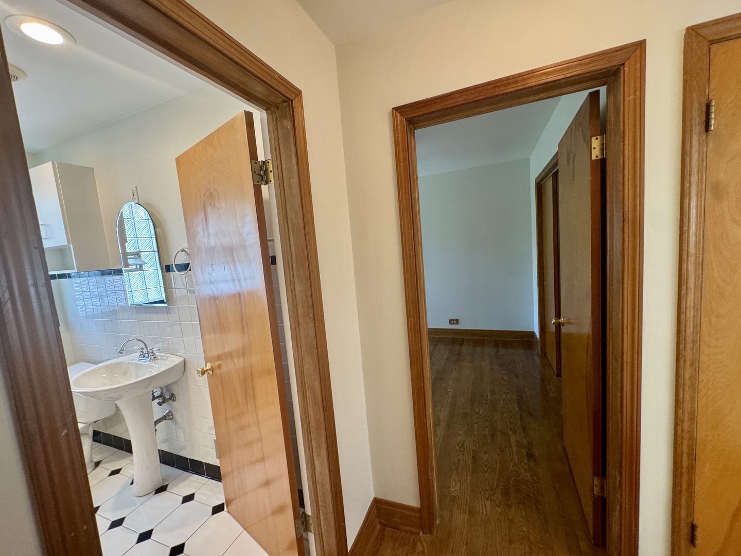 52 N 6th Avenue, Des Plaines, IL 60016