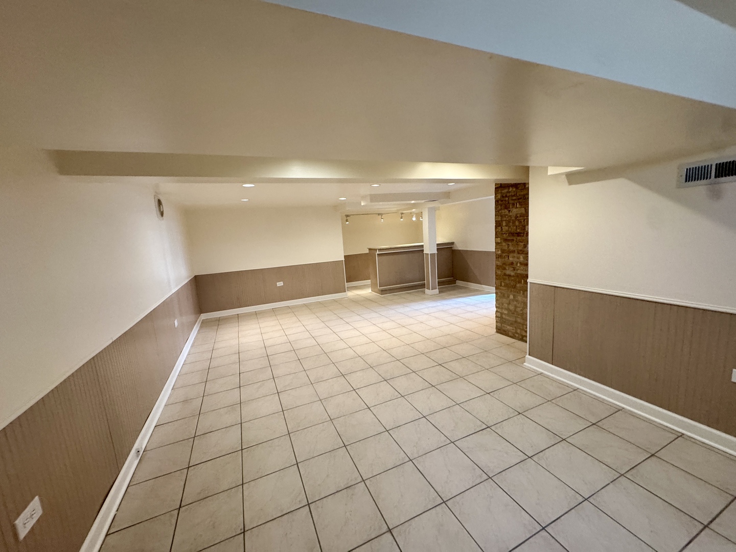 52 N 6th Avenue, Des Plaines, IL 60016