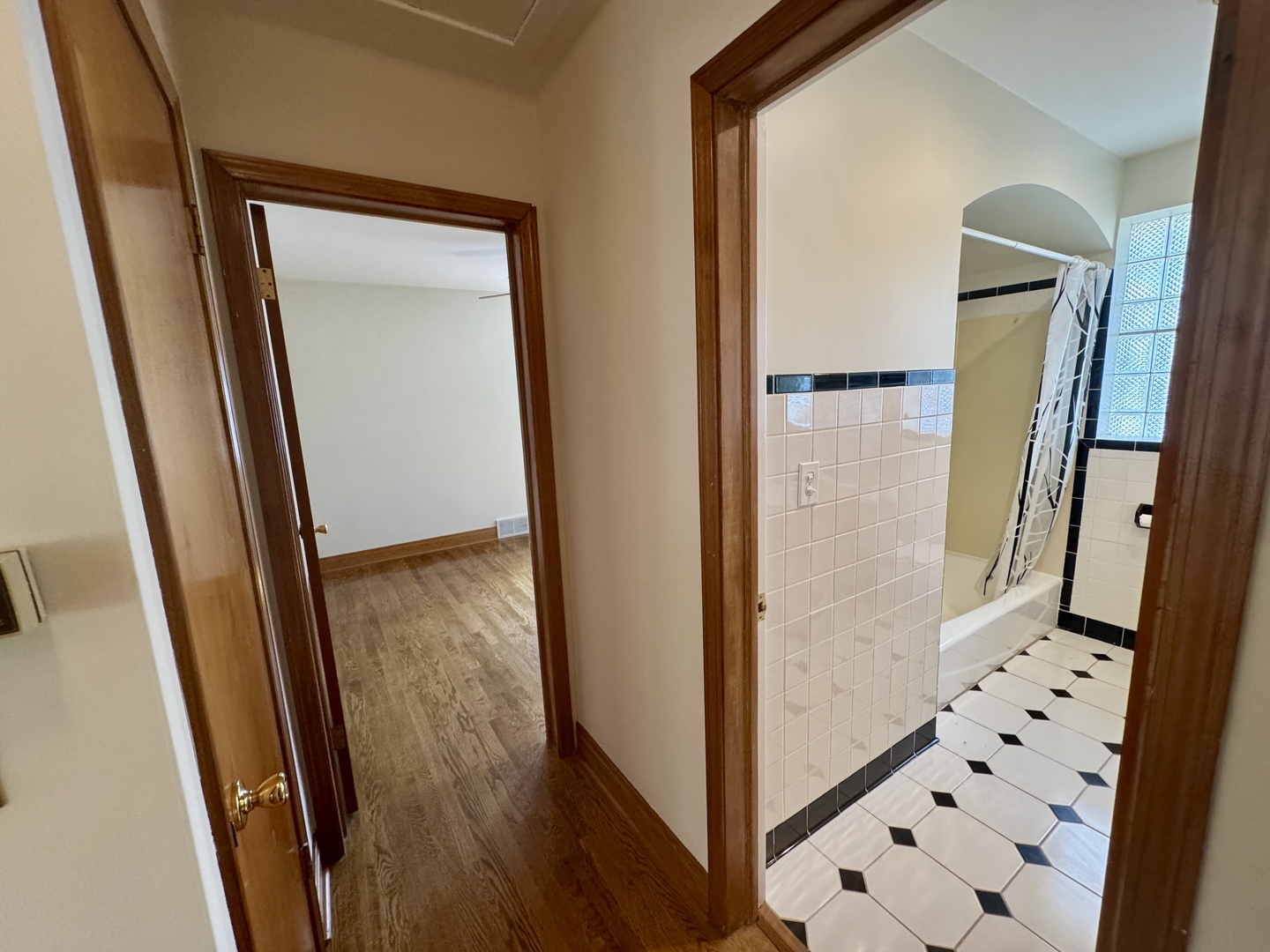 52 N 6th Avenue, Des Plaines, IL 60016