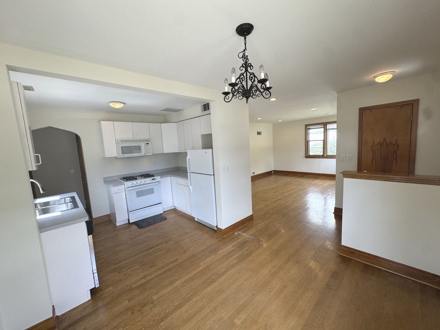 52 N 6th Avenue, Des Plaines, IL 60016