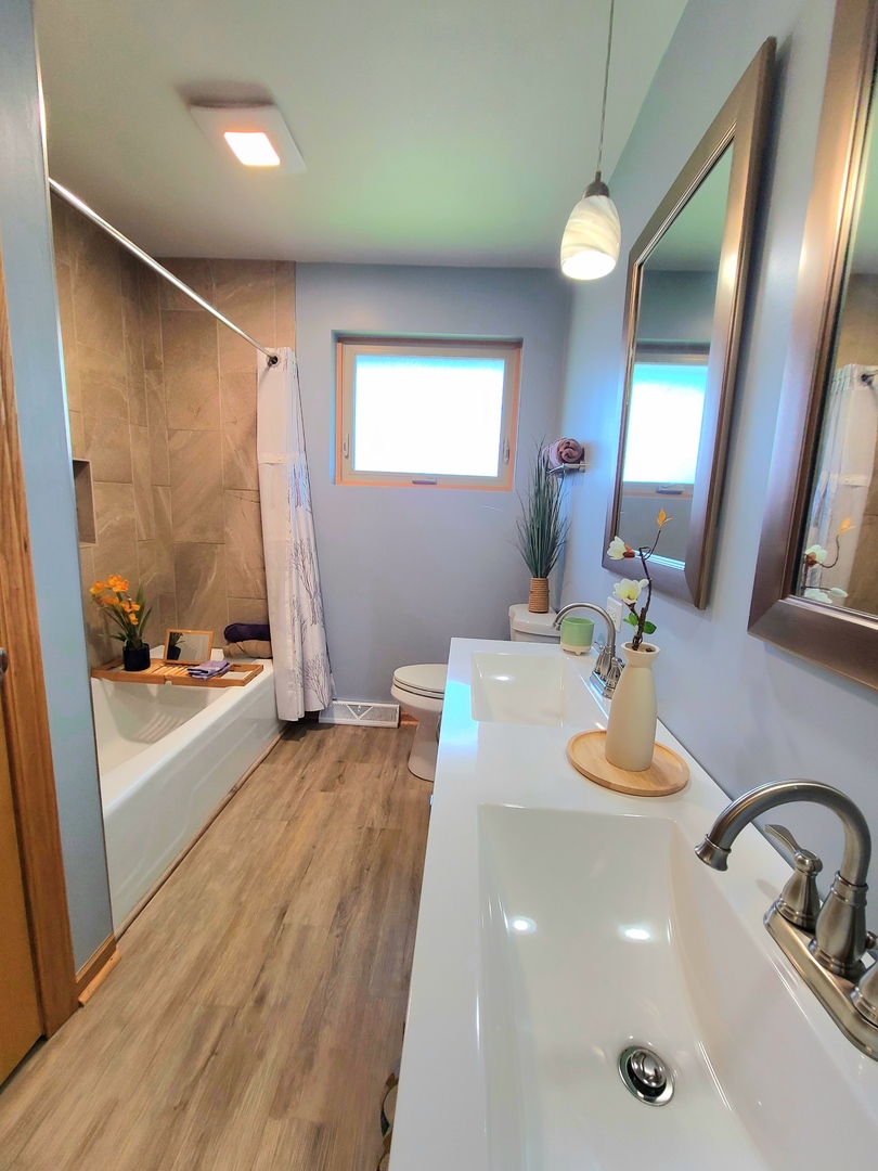 8436 Moody Avenue, Burbank, IL 60459