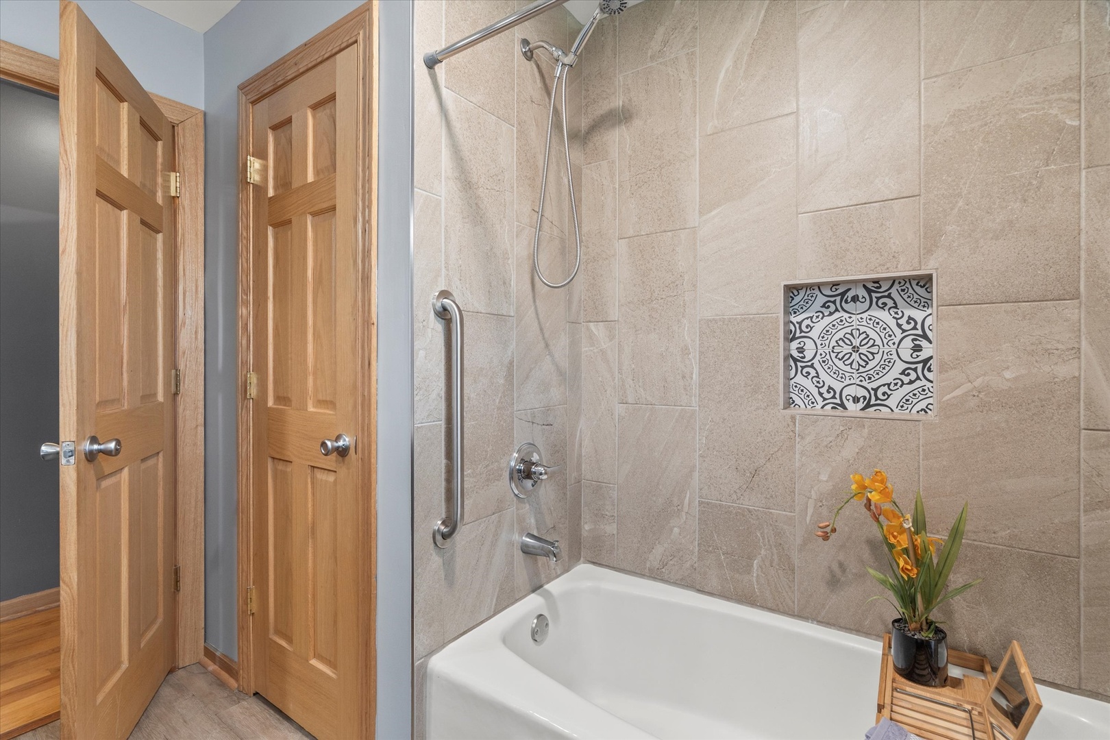 8436 Moody Avenue, Burbank, IL 60459