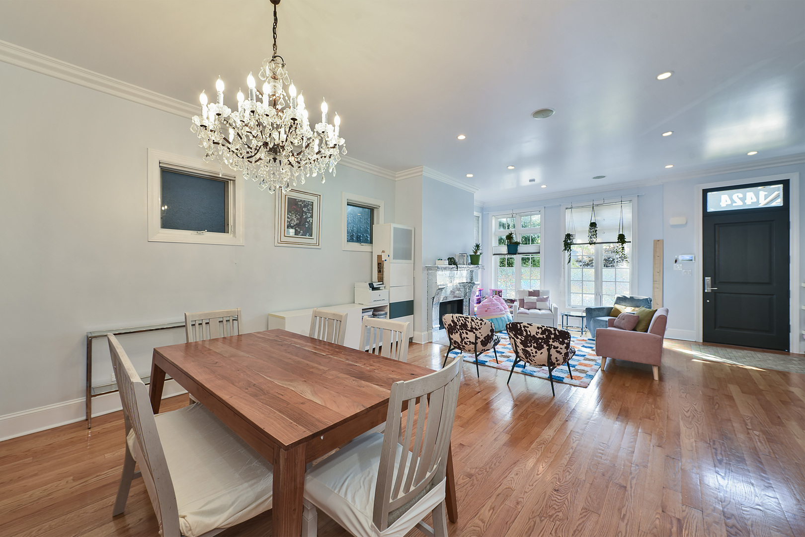 1424 W Barry Avenue, Chicago, IL 60657