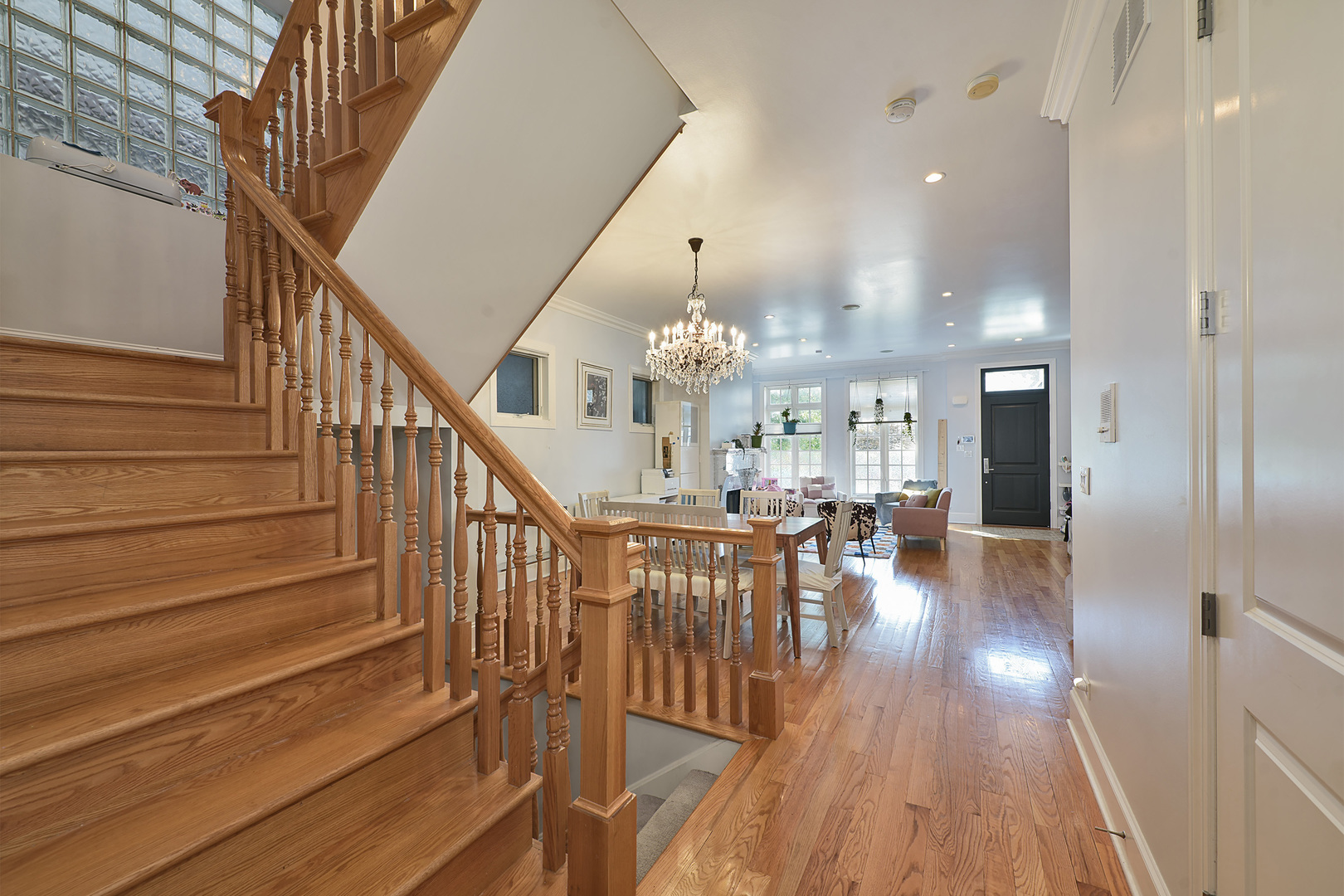 1424 W Barry Avenue, Chicago, IL 60657