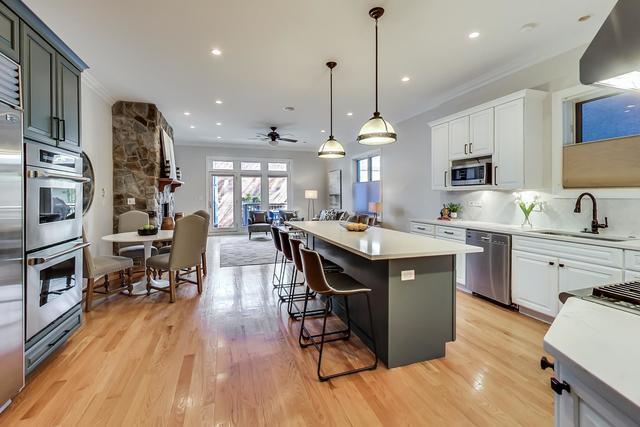 1424 W Barry Avenue, Chicago, IL 60657