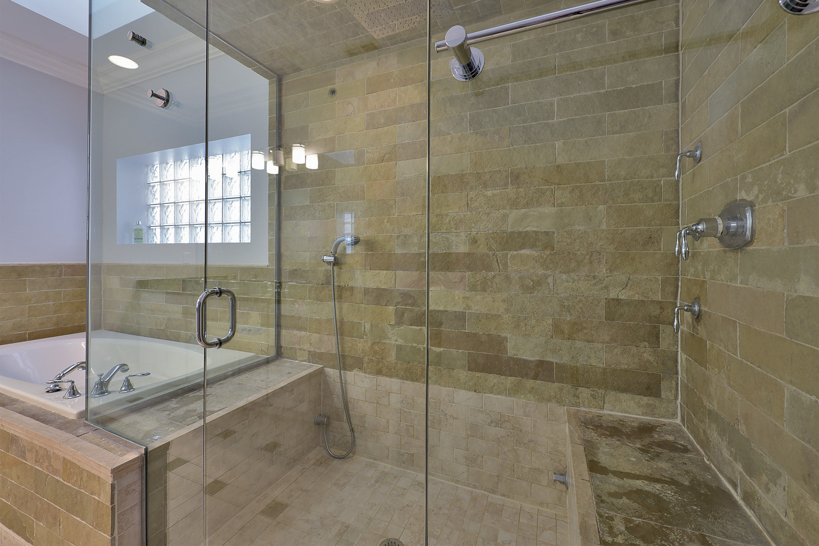 1424 W Barry Avenue, Chicago, IL 60657