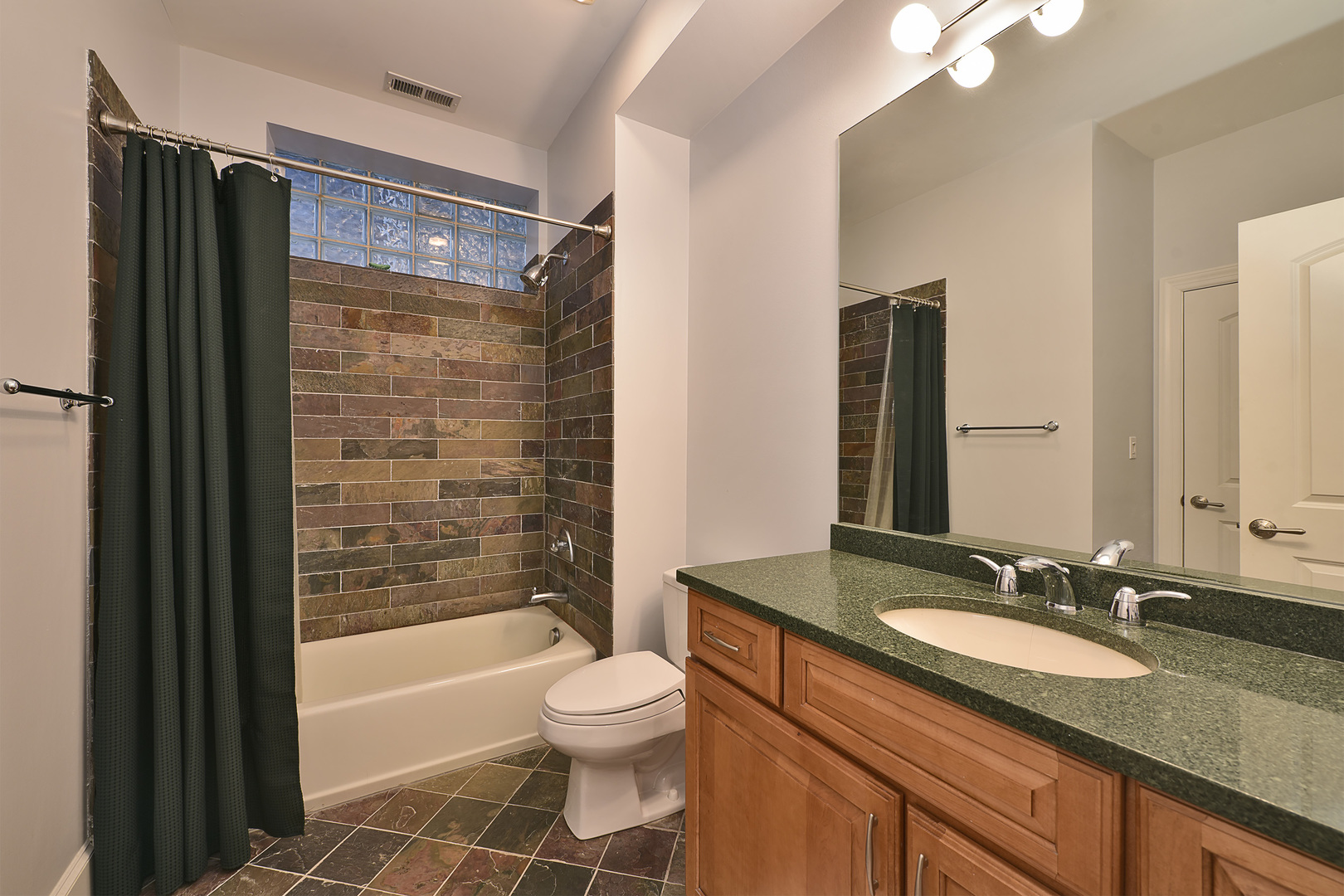 1424 W Barry Avenue, Chicago, IL 60657