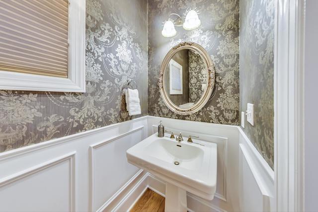 1424 W Barry Avenue, Chicago, IL 60657