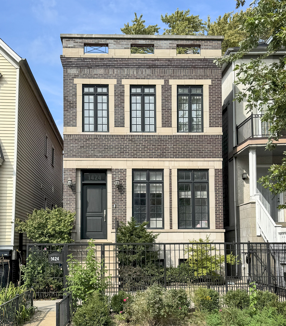 1424 W Barry Avenue, Chicago, IL 60657
