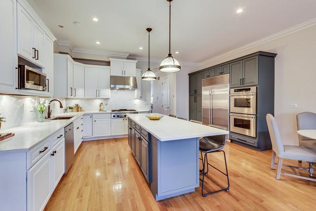 1424 W Barry Avenue, Chicago, IL 60657