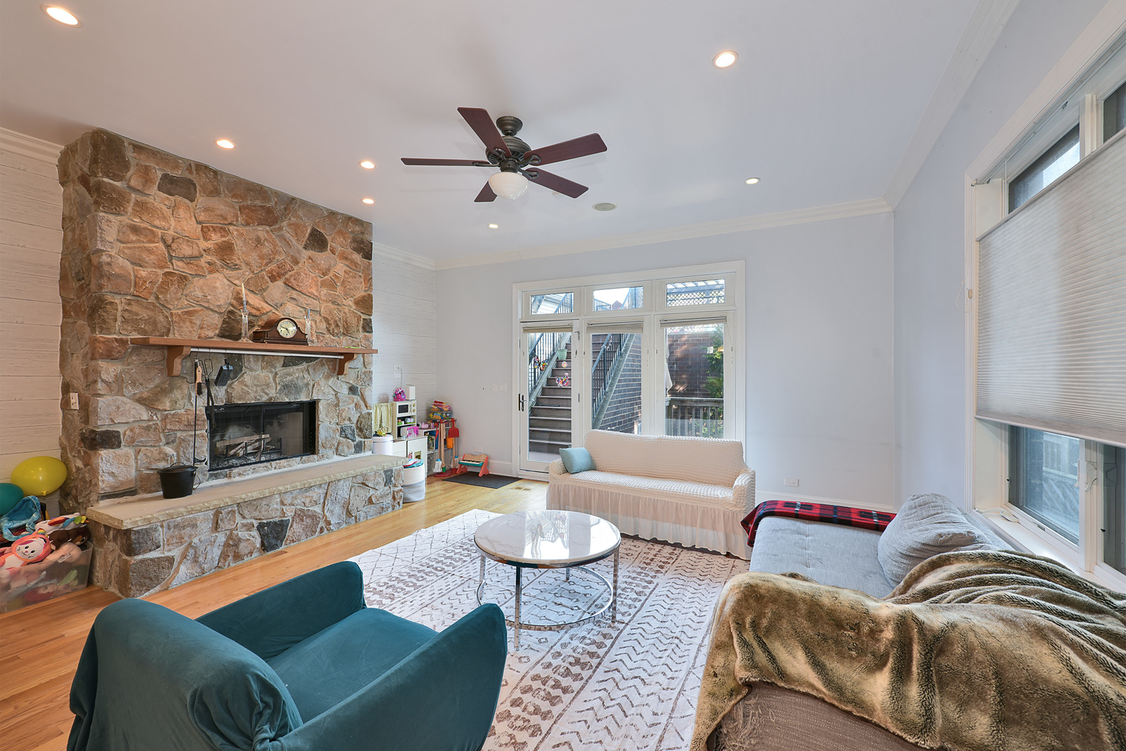 1424 W Barry Avenue, Chicago, IL 60657