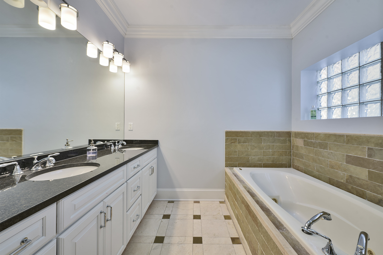 1424 W Barry Avenue, Chicago, IL 60657