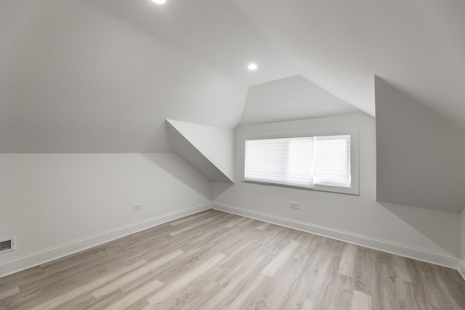 8444 S Essex Avenue, Chicago, IL 60617