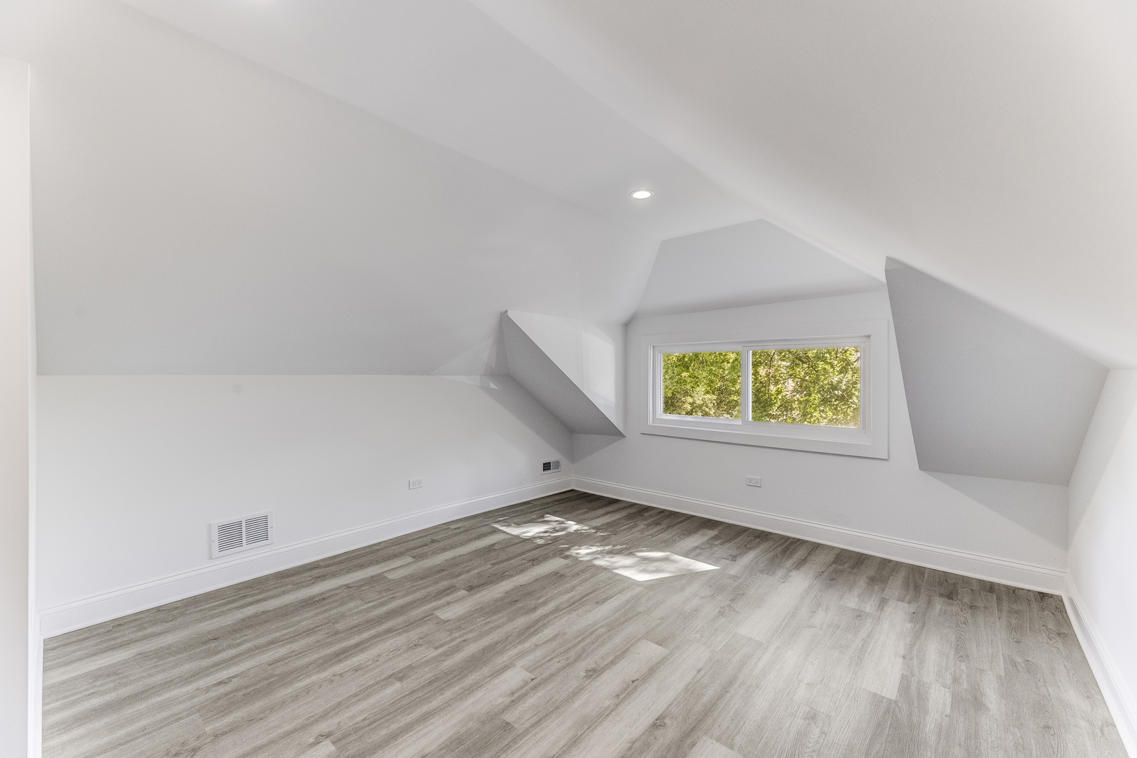 8444 S Essex Avenue, Chicago, IL 60617