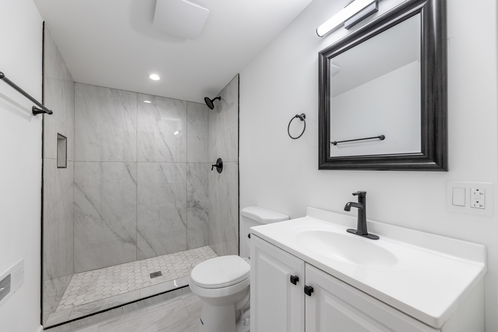 8444 S Essex Avenue, Chicago, IL 60617