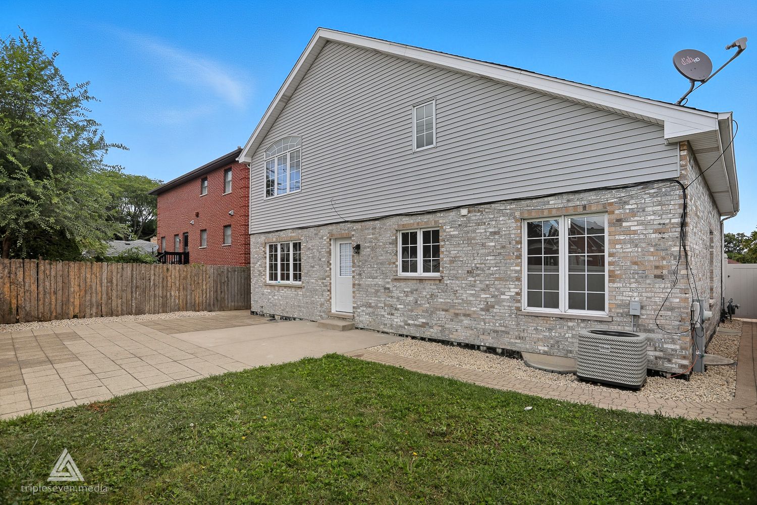 9704 W SHORE Drive, Oak Lawn, IL 60453