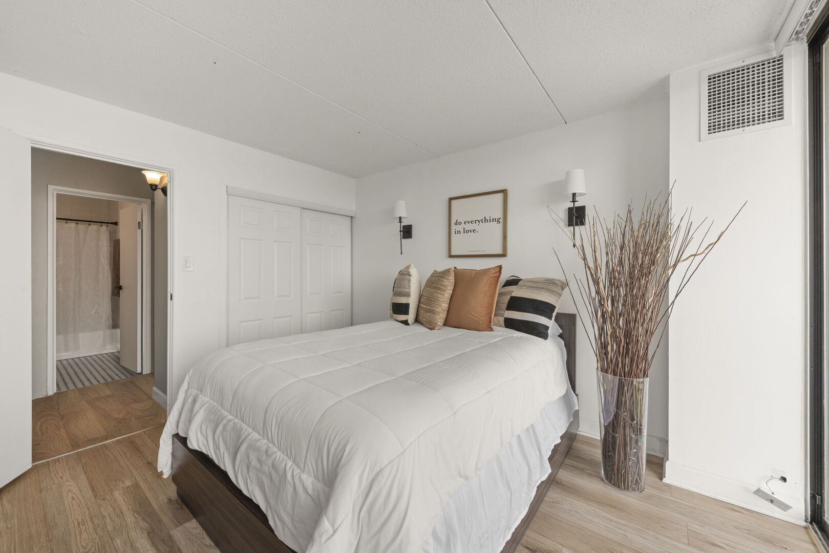 2005 S Finley Road #901, Lombard, IL 60148