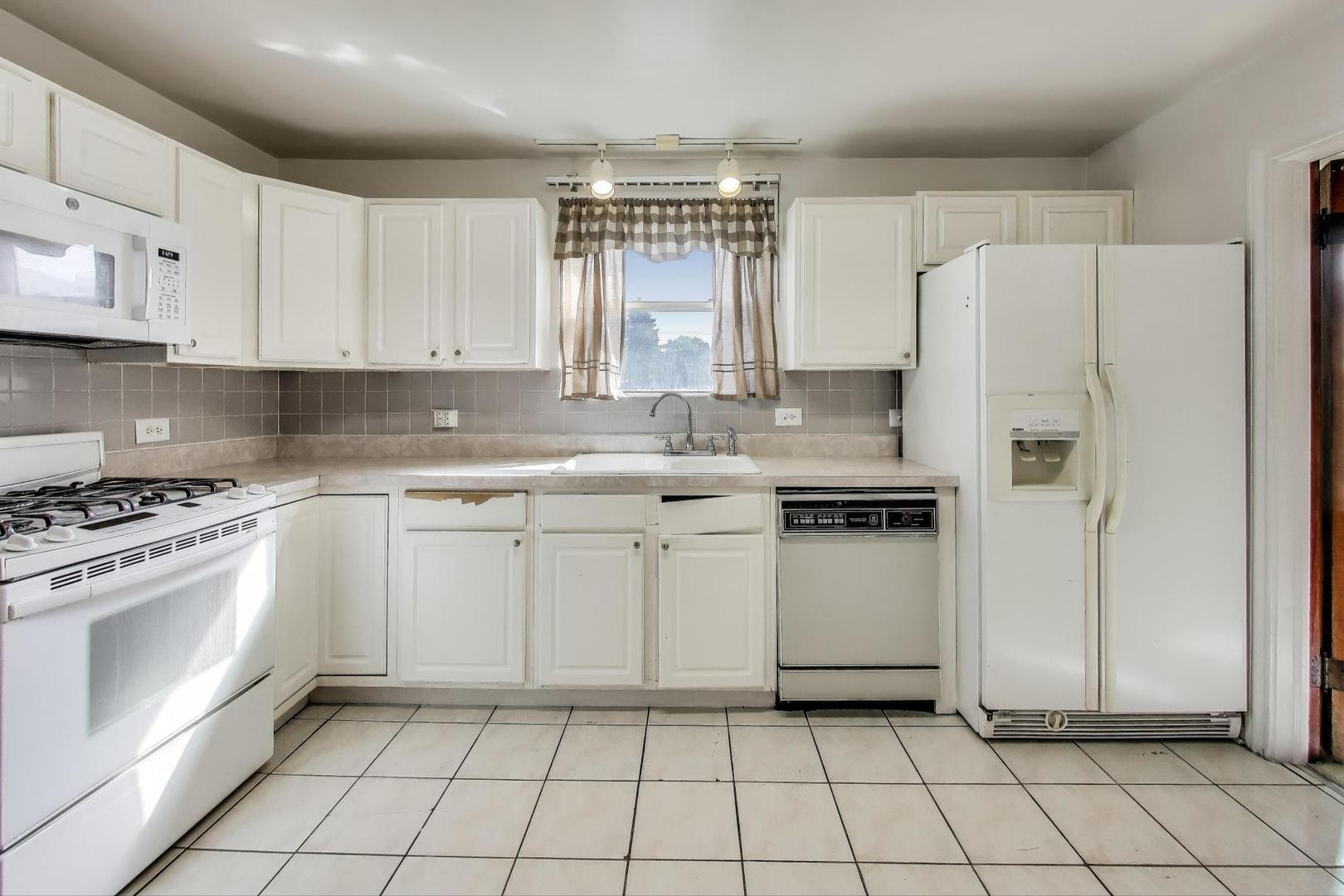 5636 W Augusta Boulevard, Chicago, IL 60651