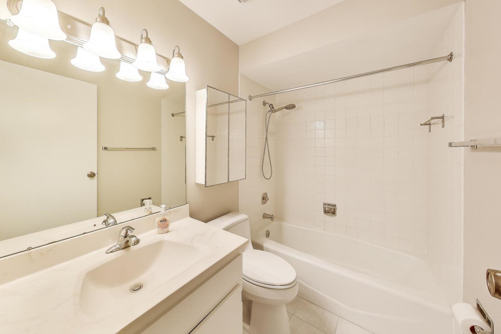 1200 W Northwest Highway #308, Mount Prospect, IL 60056