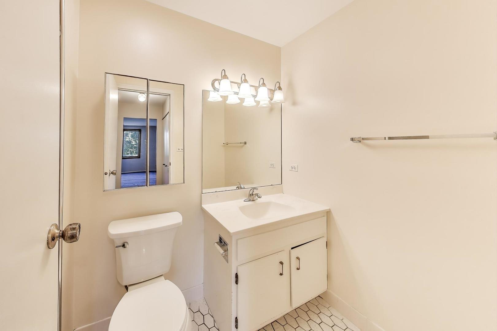 1200 W Northwest Highway #308, Mount Prospect, IL 60056