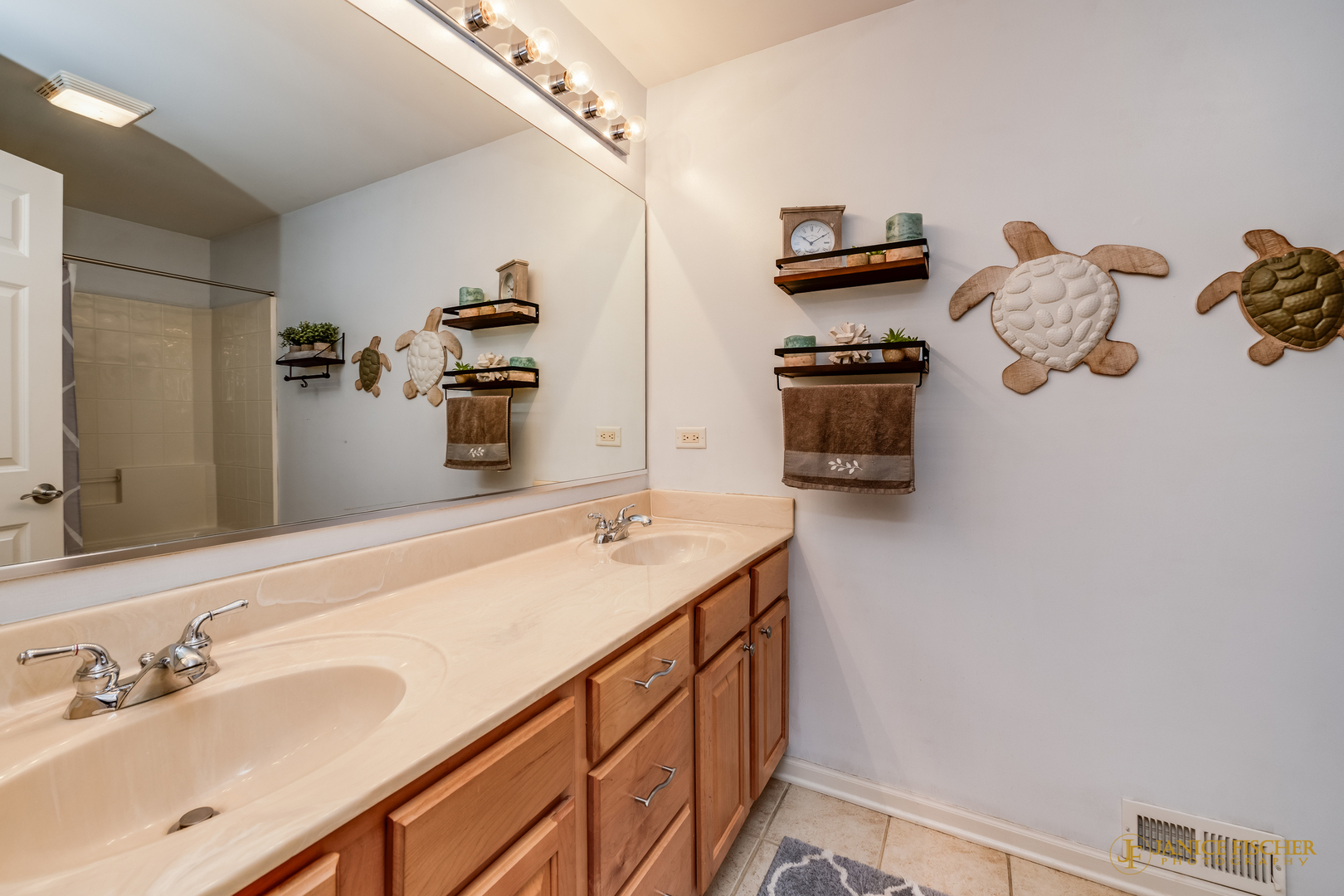 1847 Natures Court, Lindenhurst, IL 60046