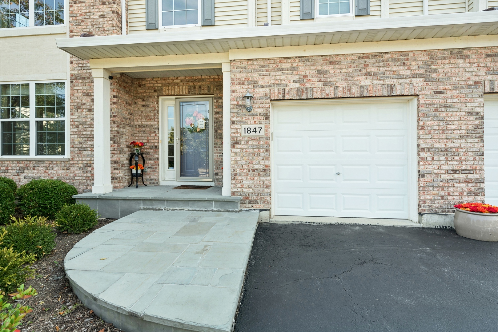 1847 Natures Court, Lindenhurst, IL 60046