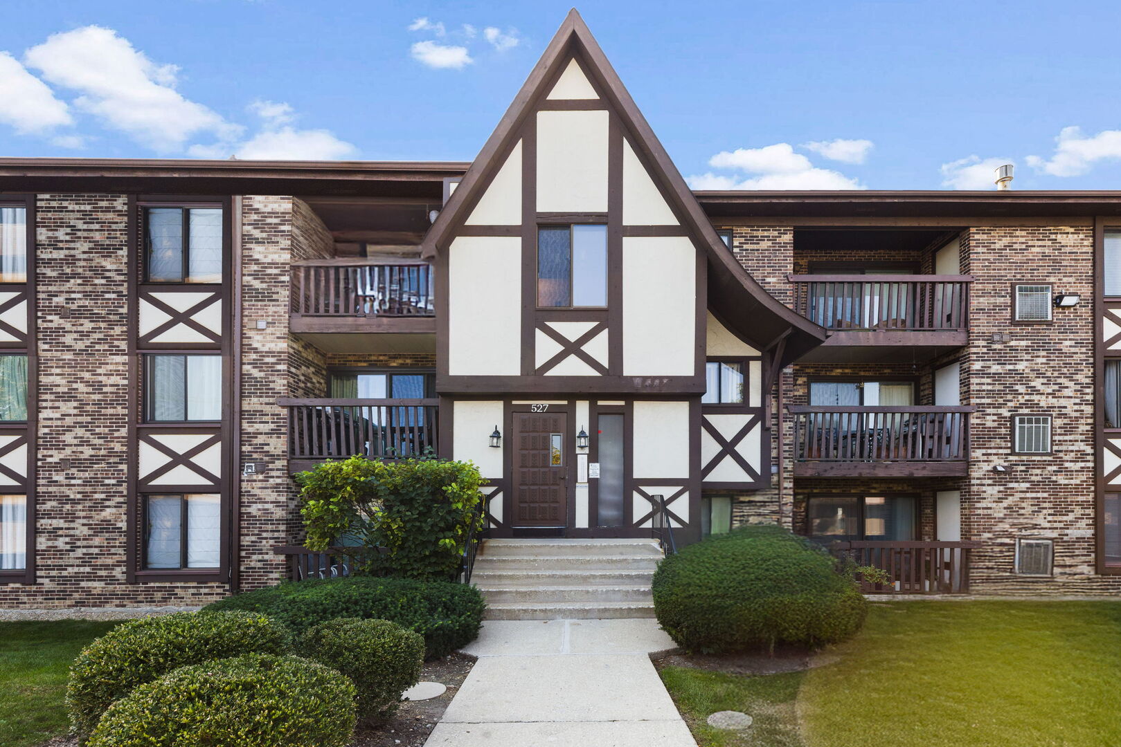 527 Cumnor Road #107, Westmont, IL 60559
